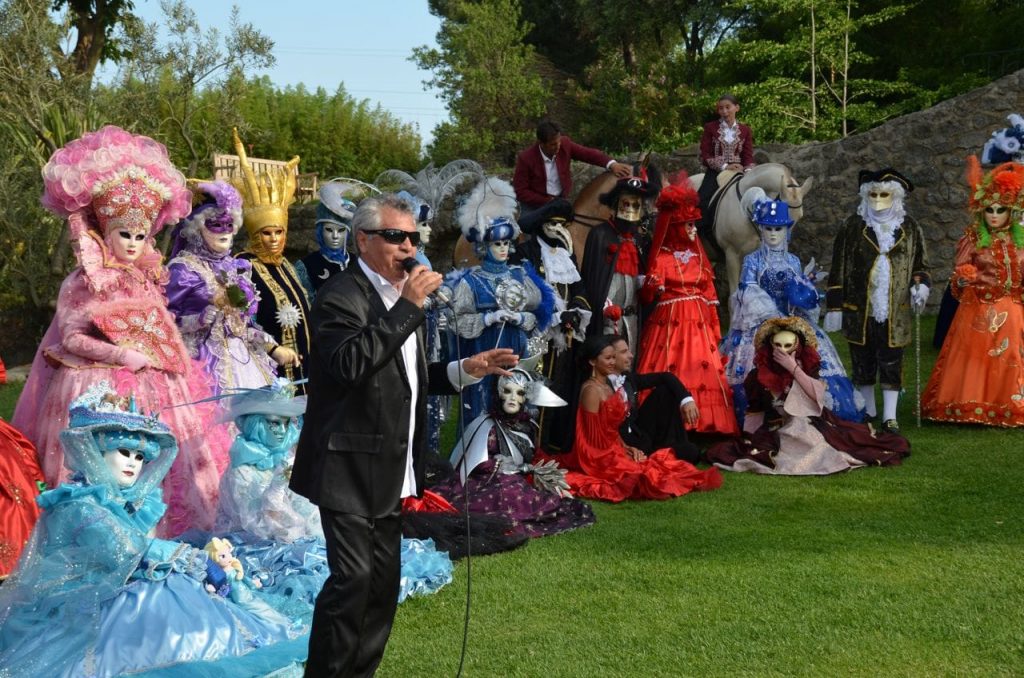 Chanteur dans un évenement italien